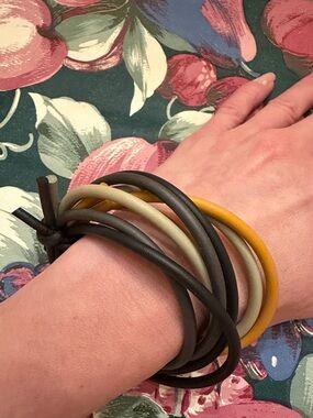 MET Multi-Strand Rubber Stretch Bracelet